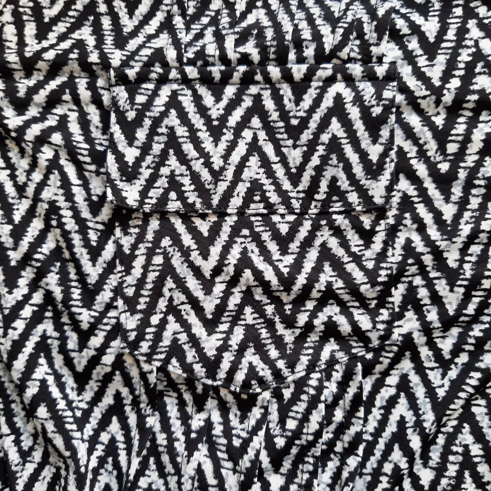 Cocomo Woman Black White Zigzag Two Pocket Tunic Top 3X Henley Buttons - Picture 2 of 5